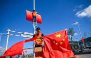 国庆节即将来临，万州城区主干道路将陆续悬挂国旗。