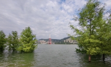 长江万州段水位到达 175 米，再现高峡平湖美景。