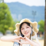 阳光、沙滩、椰树、草帽长裙。主打自然甜妹氛围感。