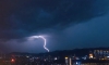 电闪雷鸣，暴风雨来临下的万州不夜城。