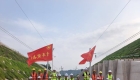 渝万高铁关键标段无砟轨道完工，长轨铺设进入倒计时。