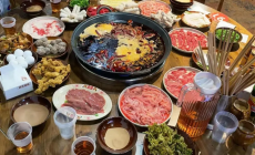 9月28日，2026万州火锅美食音乐啤酒节，在万州音乐广场沸腾开启。