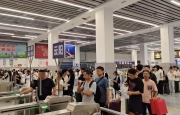 万州交通枢纽汽车站迎假期首波客流高峰。