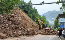 万云路发生山体塌方，万云公交线临时调整运行区间。