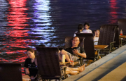 热出来的风景，万州人的滨江消夏生活……