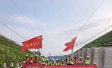 渝万高铁关键标段无砟轨道完工，长轨铺设进入倒计时。