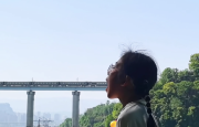 还在重庆排队“吃轻轨”？ 来宝藏万州 “吃火车”不香吗！