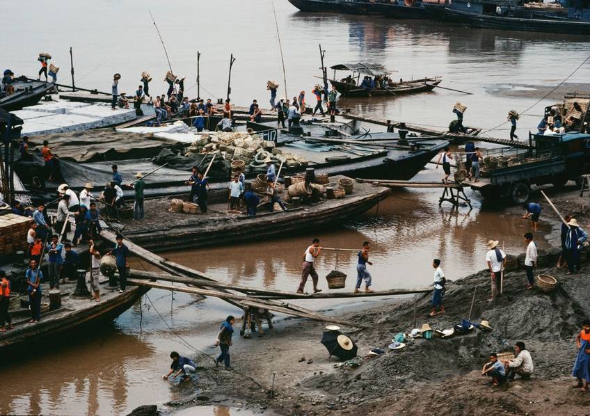 1980年的万县，码头上不少民工在卸货