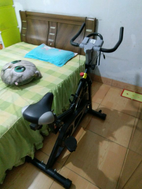 出一个动感单车脚踏车自行车健身器材-1.jpg