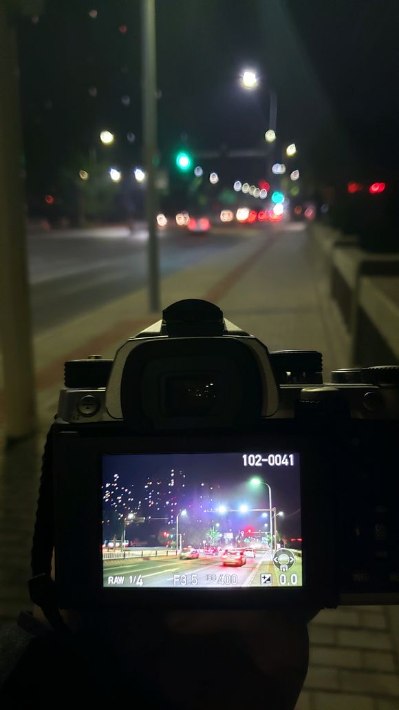 大半夜一个人扫街有人一起吗-2.jpg