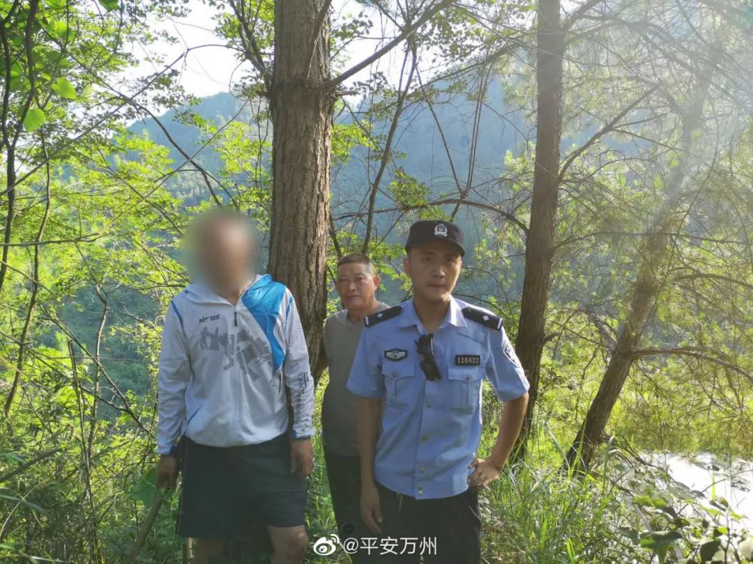 万州一男子独自上山捡菌被困