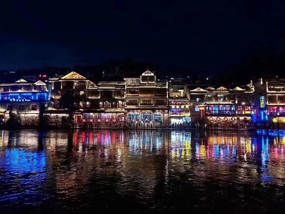 凤凰古城有没有一起去的？天越来越热了，距离开县300公里处有-1.jpg