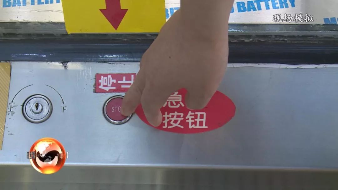 万州重百商场里电梯上发生惊险一幕