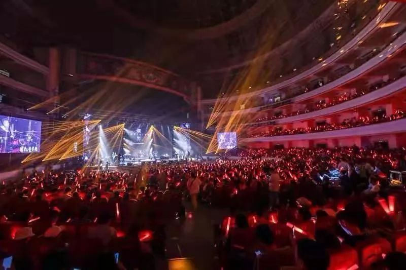 冯提莫重庆开演唱会