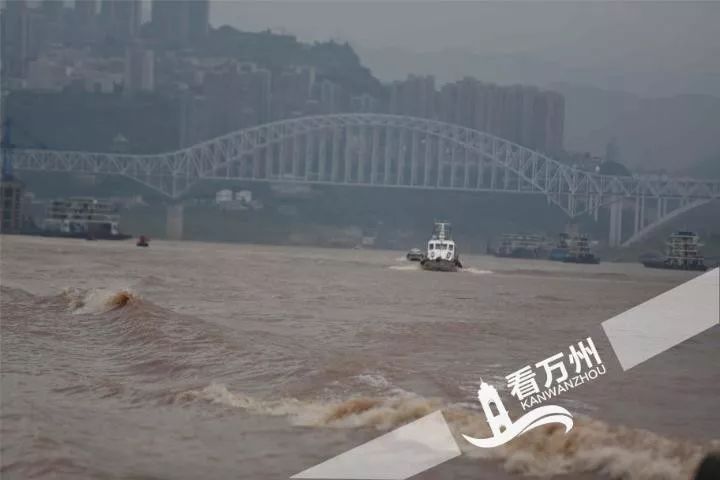 洪峰过境，长江万州段水位上涨。