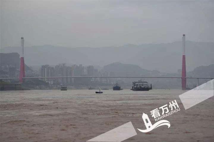 洪峰过境，长江万州段水位上涨。