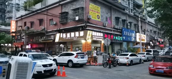 我们都被拆完哒，这几家外面又是烤鱼又是煤气罐压猪脚又是操作台-2.jpg
