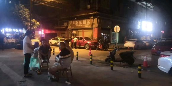 我们都被拆完哒，这几家外面又是烤鱼又是煤气罐压猪脚又是操作台-3.jpg