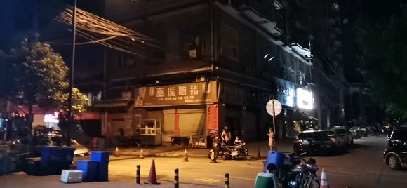 我们都被拆完哒，这几家外面又是烤鱼又是煤气罐压猪脚又是操作台-2.jpg