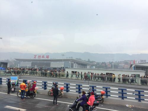 今天遇到一件非常气人的事情就是万州高铁站的王卡联通营销 拉着-1.jpg