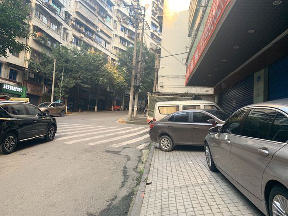 门面前面人行道停车该谁来管？-1.jpg
