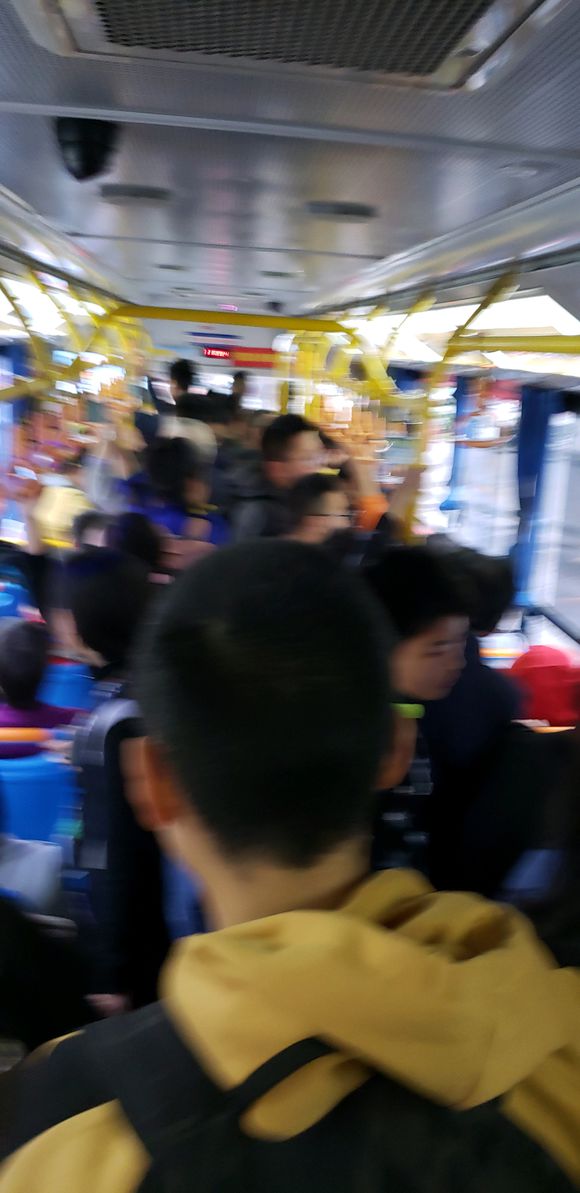 遇到极品了呀。32路公交车，一女生从万州中学上车就坐一个位置-3.jpg