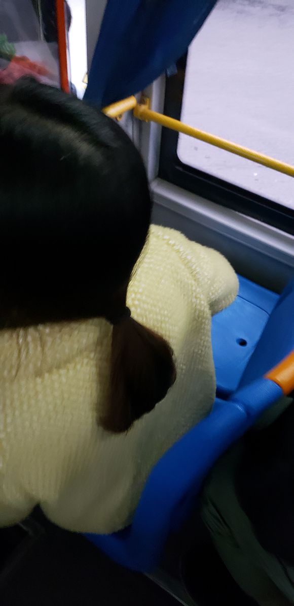 遇到极品了呀。32路公交车，一女生从万州中学上车就坐一个位置-2.jpg