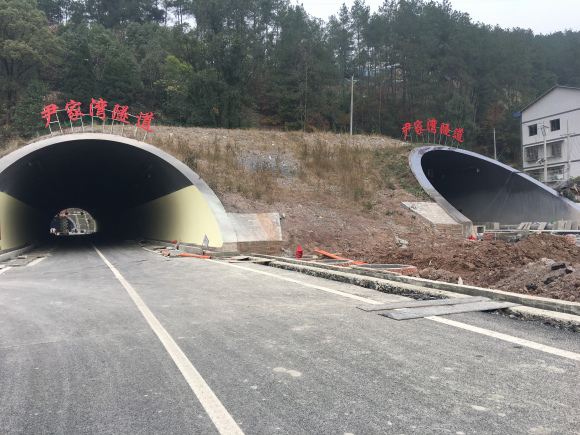 浦万快速路和郑万铺轨基地-3.jpg