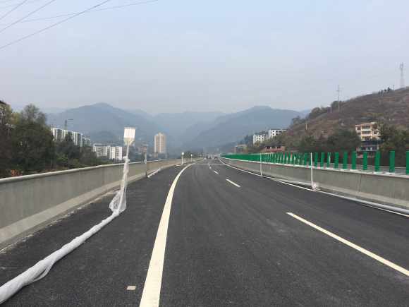 浦万快速路和郑万铺轨基地-4.jpg