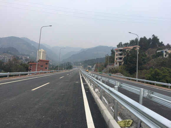 浦万快速路和郑万铺轨基地-3.jpg