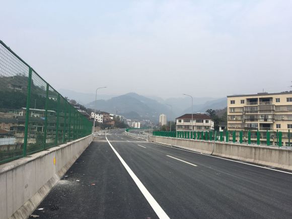 浦万快速路和郑万铺轨基地-2.jpg