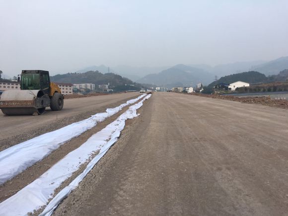 浦万快速路和郑万铺轨基地-4.jpg