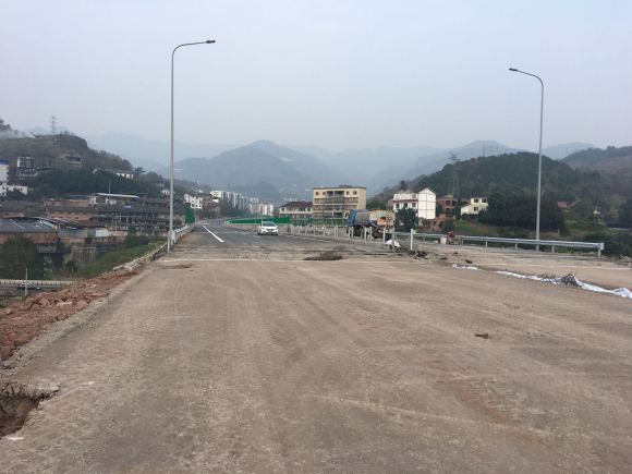 浦万快速路和郑万铺轨基地-3.jpg
