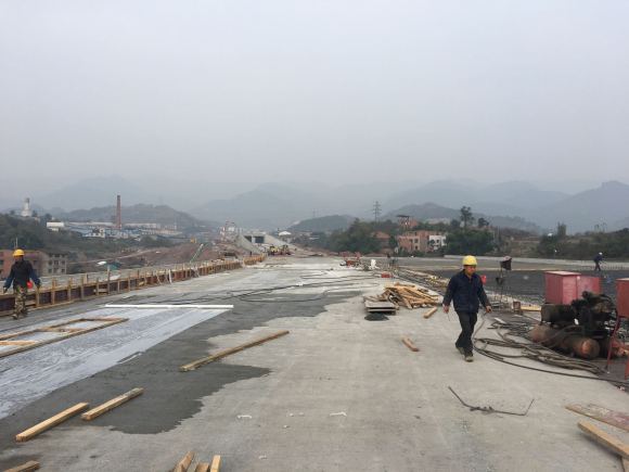 浦万快速路和郑万铺轨基地-7.jpg