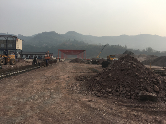 浦万快速路和郑万铺轨基地-4.jpg