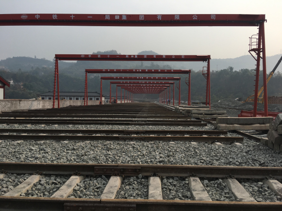 浦万快速路和郑万铺轨基地-6.jpg