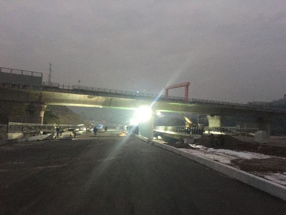 浦万快速路正在加快加点铺沥青12.27-1.jpg