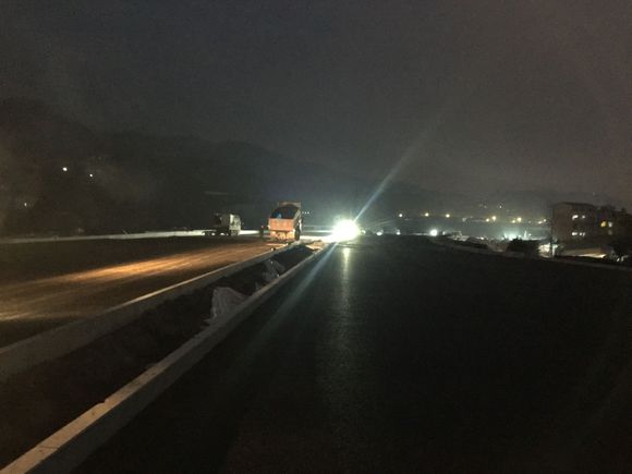 浦万快速路正在加快加点铺沥青12.27-2.jpg