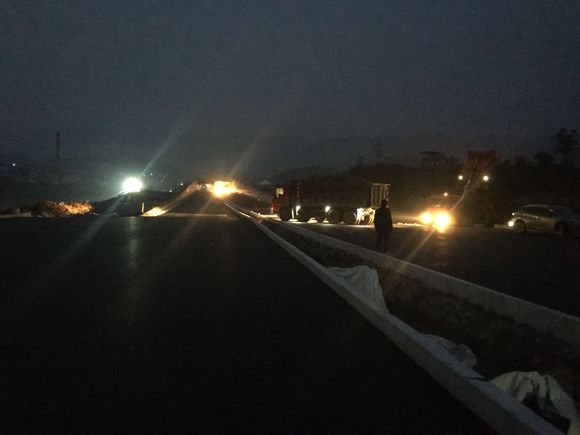 浦万快速路正在加快加点铺沥青12.27-1.jpg
