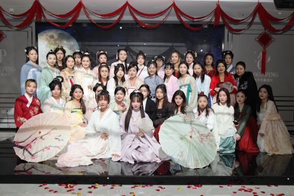 毛戈平专业彩妆，1-2月档期多多，承接新娘造型vx电话同号桌-2.jpg
