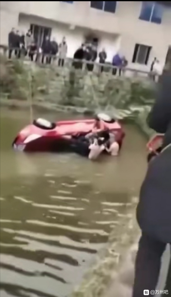 万州女老师驾车奔丧开进池塘四人死亡据重庆市万州区中加友谊小学-1.jpg