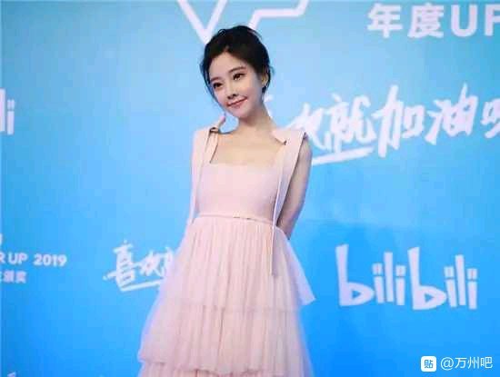 冯提莫跨界当主持，粉色吊带线条让人移不开眼！网友：成熟长大了-1.jpg