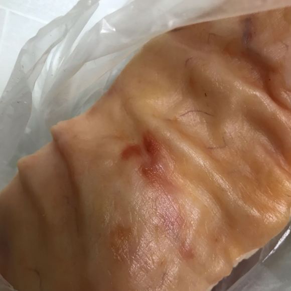 下午在外卖平台万达超市买的肉，我拿来拍照取证了就扔垃圾桶了，-1.jpg