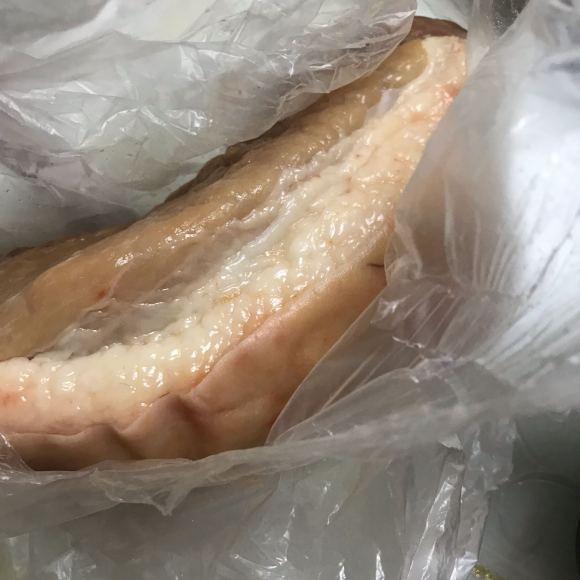 下午在外卖平台万达超市买的肉，我拿来拍照取证了就扔垃圾桶了，-2.jpg