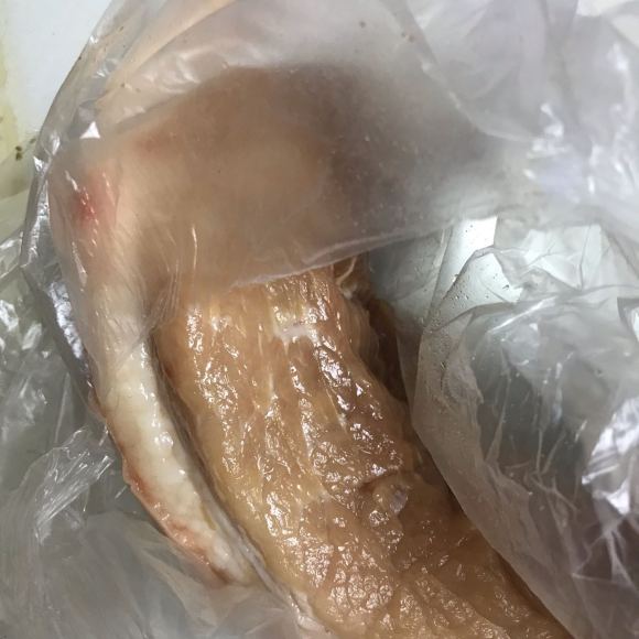 下午在外卖平台万达超市买的肉，我拿来拍照取证了就扔垃圾桶了，-3.jpg