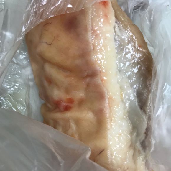 下午在外卖平台万达超市买的肉，我拿来拍照取证了就扔垃圾桶了，-4.jpg