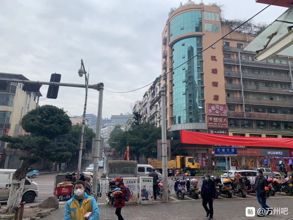 这样封闭小区有什么作用？外面到处都是人-1.jpg