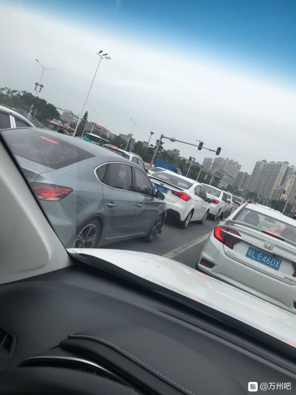 这样封闭小区有什么作用？外面到处都是人-1.jpg