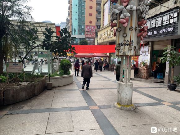这样封闭小区有什么作用？外面到处都是人-2.jpg