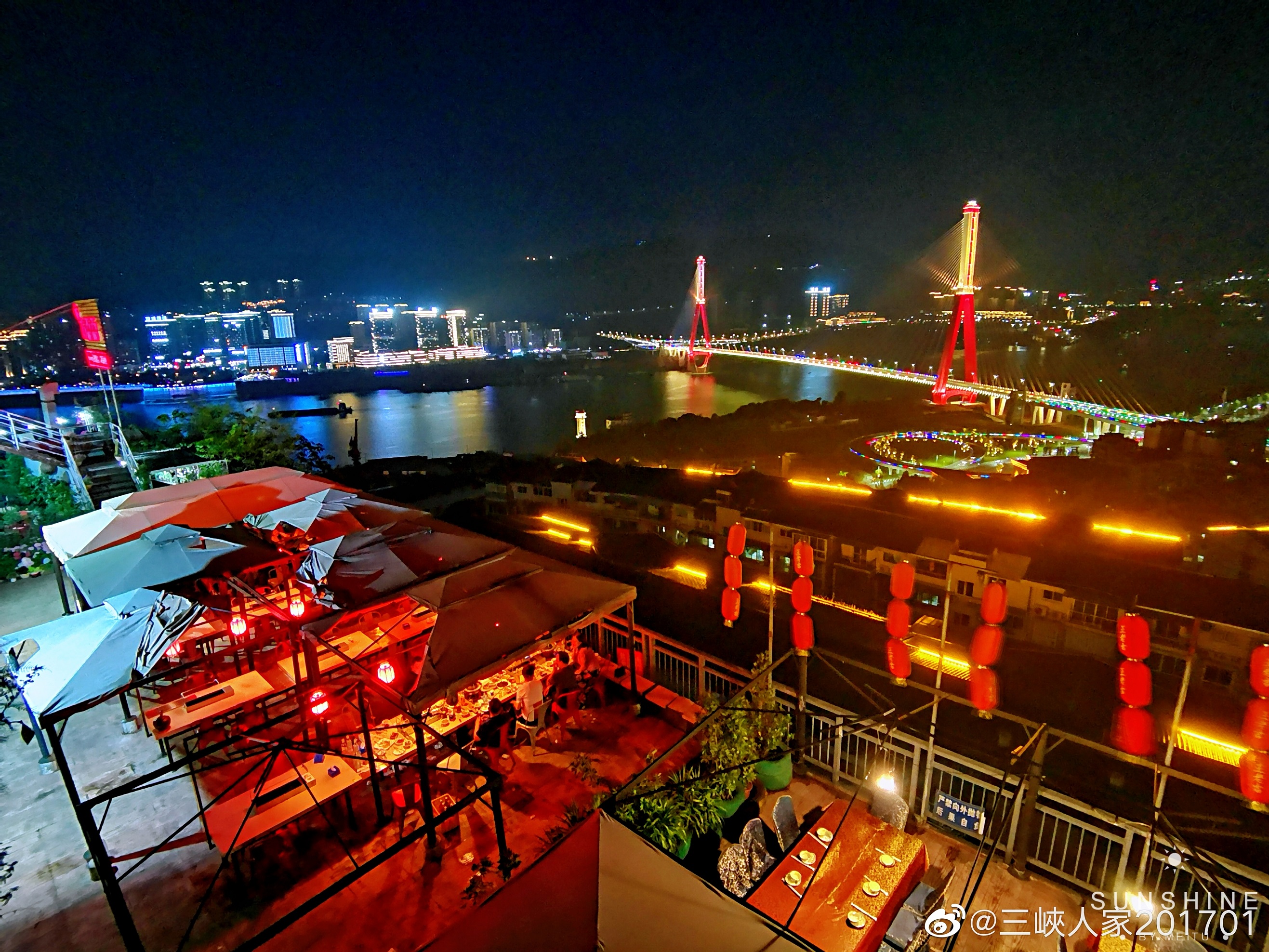 牌楼长江大桥车水马龙，万州夜色美。